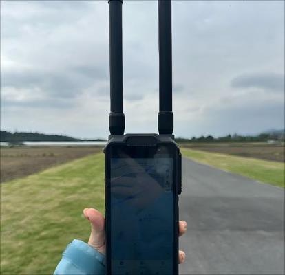 Raggio di rilevamento di 3 km Rileva 10 droni simultaneamente Sistema anti-drone Portatile/Maneggevole Bande di frequenza di comunicazione principali